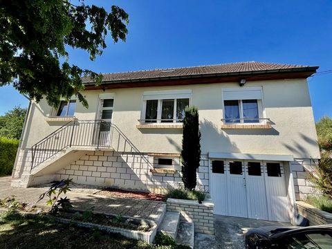 NEAR SOISSONS 8KM - Pavilion on total basement with garage comprising: entrance, living room, kitchen, toilet, bathroom, 2 bedrooms, office, upstairs: landing 2 bedrooms, and a bathroom. Spacious terrace, and all on a closed ground of about 940 m2. P...