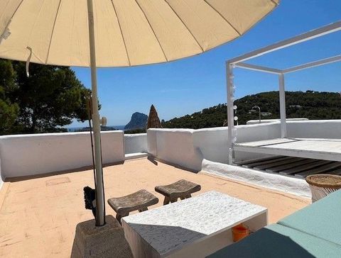 This beautiful studio is located in a quiet area of Cala Vadella in a complex of 5 units in total. The apartment is in perfect condition. Nice roof terrace with stunning views of the sea and Es Vedra. Shops, supermarket and good restaurants nearby. T...