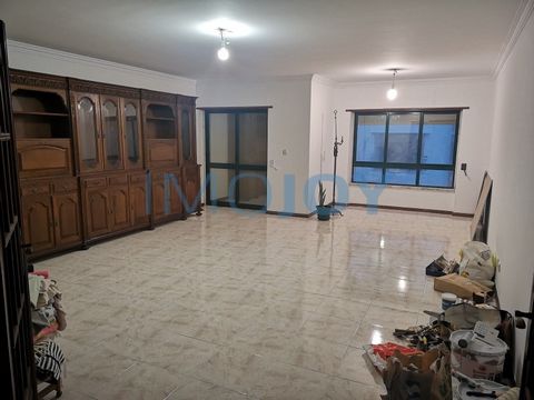 Spacious 3 bedroom apartment with gross area of 145m2, located in the area of Massamá. This apartment has 3 bedrooms, within which one of them is a suite. All rooms feature built-in wardrobes. The kitchen has plenty of space and still a pantry, the l...