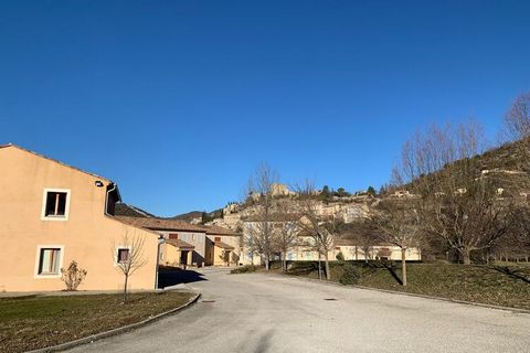 El complejo vacacional con un total de 44 apartamentos de diferentes tamaños se encuentra en un parque al pie de la pequeña ciudad balneario de Montbrun-les-Bains, a unos 65 km al este de Orange. Las unidades residenciales se distribuyen en varios ed...