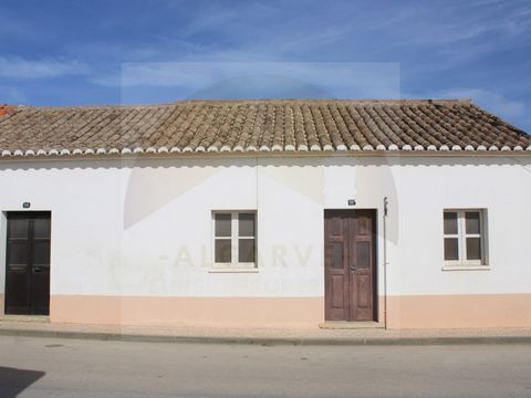 This property has a generous area of 166.60 sqm. It is in need of refurbishment or can be used as access, to the land behind it , which has the possibility of construction. This property offers a rustic atmosphere, perfect for those who appreciate th...