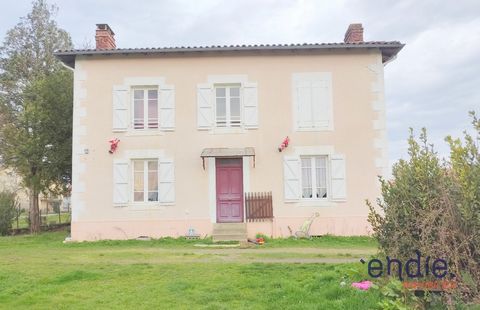 Close to the center of Rochechouart, detached house composed of two beautiful rooms on the ground floor used as a kitchen and living room, an intermediate landing for the bathroom, an office and a storage room. Upstairs are two beautiful bedrooms. Ad...