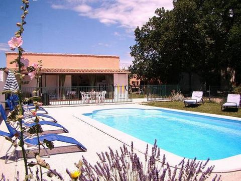 Buyhom offers you this single-storey house of about 65m2 in a quiet area and a stone's throw from the village of Cabrières d'Avignon. Located in the countryside and to be renovated, it is located on a plot of approximately 3385m2, planted with trees ...