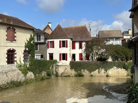 The situation of this town centre apartment is ideal offering beautiful views of the Saleys river in Salies-de-Béarn. Located on the first floor, living accommodation comprises an entrance hall, living room, kitchen, bedroom, shower room and WC. The ...