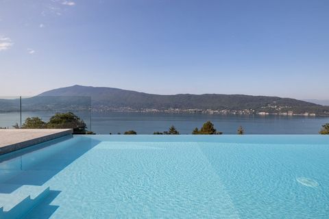 Veyrier du lac - One of the most sought-after and upmarket areas around Lake Annecy in the French Alps. This stunning contemporary house offers approximately 440 m2 of beautifully presented living space which includes five bedroom suites. The peacefu...