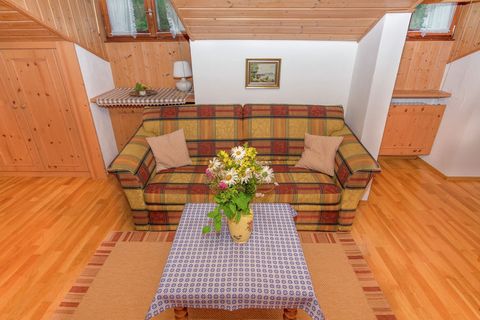 Deze knusse vakantiewoning in het skigebied van Chiemgau is voorzien van een sauna en een heerlijk balkon. Er is plaats voor 2 personen in deze accommodatie. Dit is de ideale optie voor stellen. Je kunt ervoor kiezen om ‘s ochtends een gezonde ochten...