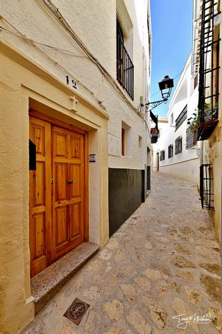 Historic two bedroom former convent cottage with wine cellar in the old quarter of Alhama de Granada. This historic town house was once belonging to the original convent of Alhama de Granada. Located in the historic 'old quarter' of this walled Moori...