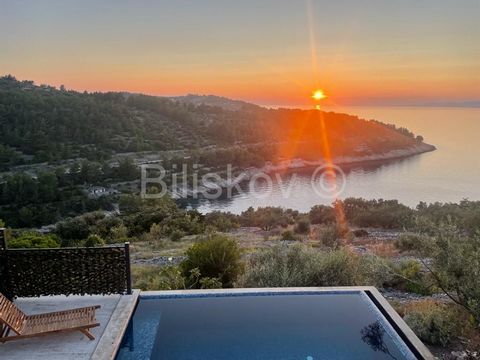 VELA LUKA, 3.5 km from Vela Luka, a detached house with a floor plan of 94 m2, built in 2011 on a plot of 2000 m2. On the first floor there is a garage, 1 room, bathroom and water tanks, and on the second floor there is a kitchen with a terrace with ...