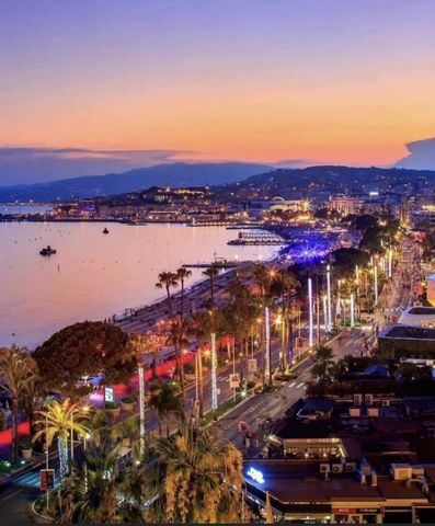 CANNES IN THE CENTER WATERFRONT OF THE CROISETTE ONLY 490 METERS FROM THE PALACE INVESTMENT BUILDING OF 552M2 MIXED WITH A COMMERCIAL PREMISES OF 140M2 WITH 14 METERS LI5NEAIRE OF WINDOWS AND 9 APARTMENTS FROM STUDIO TO T3 WITH TERRACES SEA VIEW POSS...