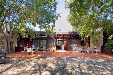 Lucas Fox presents this house designed by a prestigious architect located in a small and quiet neighborhood in Baix Empordà. It consists of the main property that is distributed on a single 100 m² floor and two independent modules used as a garage an...