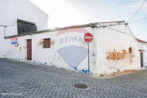 Excellent investment opportunity in this villa in the friendly village of São Bartolomeu do Outeiro. The villa is located next to the viewpoint, one of the most charming areas in the village. A corner in the Alentejo where tranquility and beautiful l...