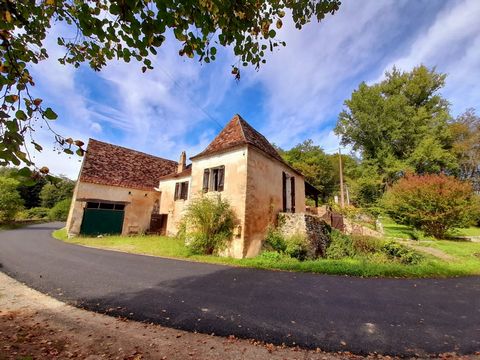 This pretty stone Périgord cottage is oozing with potential and aching to be loved once again! Set in a desirable location but in desperate need of a full renovation (subject to necessary permissions)! The original cottage has many period features; a...
