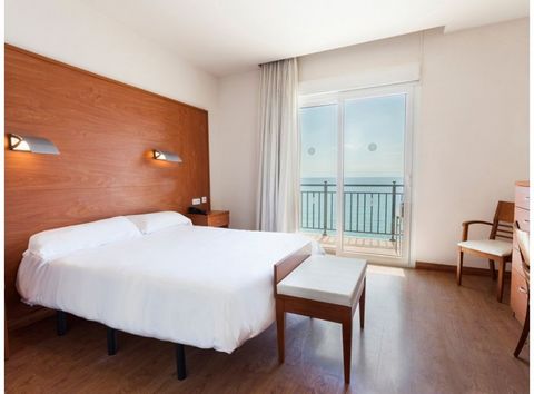 Horitzo bevindt zich op de boulevard op 20 meter van het strand en biedt comfortabele kamers met airconditioning en een balkon of een terras met uitzicht op zee. Maak een wandeling langs de Paseo Maritimo van Blanes vlak voor het hotel en ontdek het ...