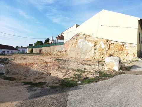 Ruin on urban land for construction in Póvoa de Santarém. The land is urban for construction, with a total area of 251m2, a construction area of 118m2 and an uncovered area of 133m2. You can make your house according to the areas described or by pres...