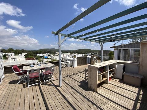 Beautiful and spacious top floor flat with a large roof terrace with magnificent views to the countryside and the communal pool. The large and beautiful roof terrace with bar and barbecue area is a perfect space to enjoy outdoor moments with friends ...