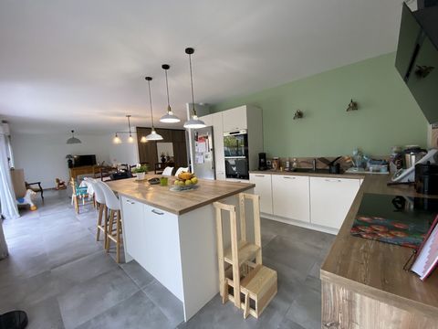 In a village with all amenities, 10 minutes from the center of Carcassonne, come and discover your future home. Contemporary house built on one level over crawl space in 2022. Quiet, on land of approximately 700 sqm with fruit trees and a very pretty...