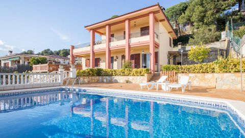 Villa Maer, is a simple house (140m2), located in the quiet residential area of Residencial Blanes, 3Km from the town center and the beach. It is distributed in two floors: On the main floor we find a large living room (tv, fireplace), fully equipped...