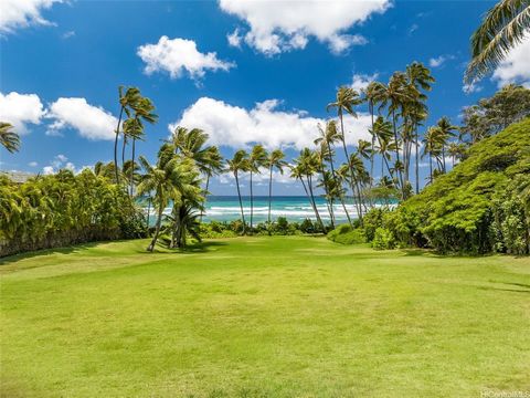 FABULOUS DIAMOND HEAD BEACHFRONT PROPERTY... Extremely rare opportunity to purchase the last remaining estate sized property in this highly coveted section of world renown Diamond Head, home to some of the most exclusive luxury real estate throughout...