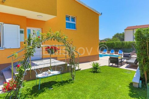 Kaštela, Kaštel Lukšić Family house with 2 apartments and swimming pool House area: 266m2 (main building 241m2 + auxiliary 25m2) Land area: 512m2   The house consists of: MAIN FACILITY GARAGE for 1 vehicle BASEMENT – a small storage room under the st...