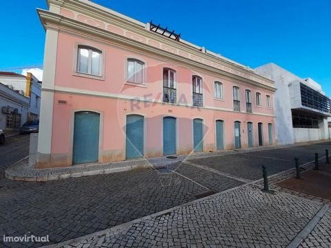 Shop with 235m2 located in historic area in the center of Silves. It is composed of several divisions, ideal for commerce and/or services. Nearby you can count on a residential and commercial area, with public transport, gardens and leisure areas. Id...