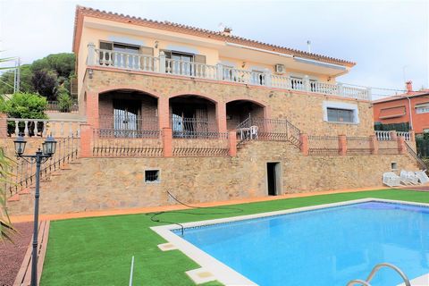 Beautiful detached house in Urb Puig ses Forques in Sant Antoni de Calonge with sea and mountain views. With an area of 352 m2 on a plot of 900m2, it has 5 double bedrooms (1 en suite), 3 bathrooms, living room with fireplace and access to the terrac...