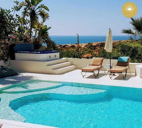 Große Villa zum Verkauf mit Meerblick, Pool, Bar , mit Disco DJ-Kabine.Erlauben Sie mir, Ihnen eine spektakuläre Villa zum Verkauf in der exklusiven Gegend von Capitán Martinet auf der wunderschönen Insel Ibiza, Spanien, vorzustellen. Die Unterkunft ...