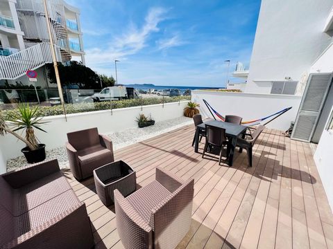 Appartement à Cala de Bou avec une grande terrasse donnant sur la mer et la plage.La propriété offre une vue imprenable sur la mer et sur l`île Illa Sa Conillera. Construit en 2016 selon les normes de qualité les plus élevées, cet appartement en bord...