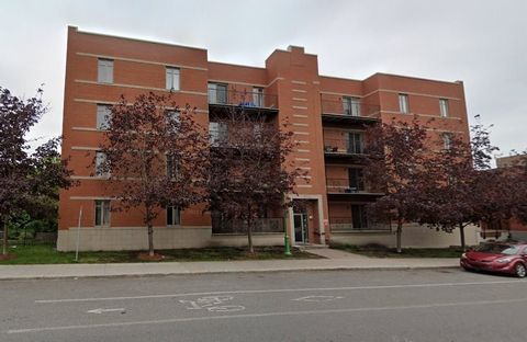 Very nice condo located in a building with elevator, parking space in garage and a storage locker. With a WALKSCORE 97, this condo is ideally located in old Ville Saint-Laurent, between Metro Côte-Vertu and Metro DuCollège, accros the street from Van...