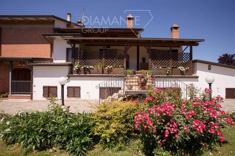 Marsciano (PG): 15 minutes from Marsciano independent flat in a three-family villa on two levels of approximately 280 sqm comprising: Mezzanine floor: large outdoor terrace with canopy, open space area with kitchen and living area, living room and ba...