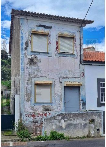 Halfvrijstaand huis te koop, bestaande uit 2 verdiepingen + gebruik van zolder voor opslag, gelegen in de parochie van Vila Nova, gemeente Vila da Praia da Vitória, eiland Terceira, Azoren. Het is een huis dat onmiddellijk moet worden gerehabiliteerd...
