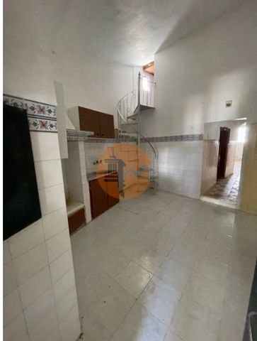 House with 4 bedrooms, lounge, kitchen, bathroom and 2 compartments in the backyard with a grapevine, orange tree and bbq. This property has a back street exit and views of Alcoutim castle Alcoutim centre, 5 minutes' walk from the centre and river. P...