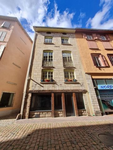 Idéal investisseur ! Bel Immeuble à vendre Le Puy-en-Velay Situé à 2 pas de la Rue Pannessac et de toutes commodités, découvrez sans plus attendre cet immeuble de caractère datant de 1750 rénové et distribué comme suit : - En rez-de-chaussée, un loca...