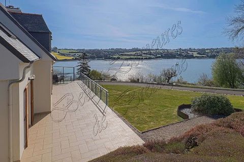 A plunging and breathtaking view of the maritime river for daily pleasure. A permanent show changing with the seasons for an immersion in the unique marine atmosphere! A large south-facing terrace will extend this pleasure for convivial moments aroun...