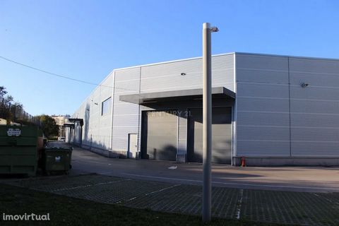 Warehouse for sale in a commercial retail area of excellent location, next to the N10 road and the access to the A2 next to the Seixal interchange. Mixed zone Urban + Commerce, with a lot of road traffic. Can be traded with or without yield: It has a...