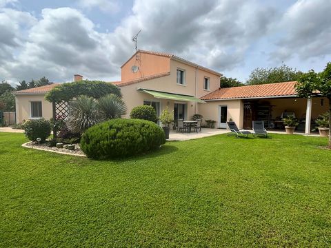 Exclusivité, Niort quartier les Brizeaux, belle maison à étage d'environ 160 m² sur un très agrable jardin de 907 m². Cette maison vous offre au rez de chaussée une entrée, un salon/séjour équipé d'une climatisation réversible, donnant sur une grande...