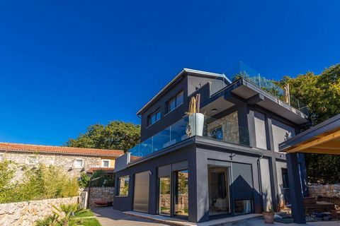 Une villa individuelle unique avec piscine dans la région de Vrbnik-Dobrinj, à moins de 2 km de la mer ! Un échantillon fascinant de mélange moderne et ancien ! Conception absolument fascinante de la villa achevée en 2022. Il faut venir juste pour vo...