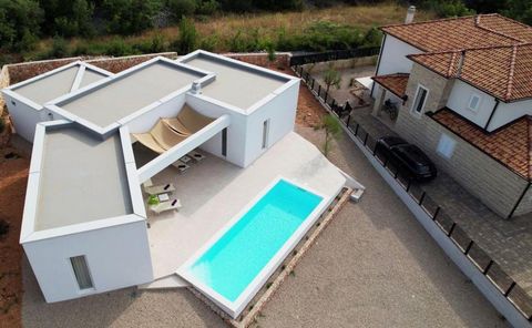 Villa moderne de luxe avec piscine et vue mer dans une zone plus large de la ville de Krk, à seulement 1 km de la mer ! La superficie totale de cette villa originale est de 135 m². Le terrain est de 700 m². La propriété comprend trois chambres, chacu...