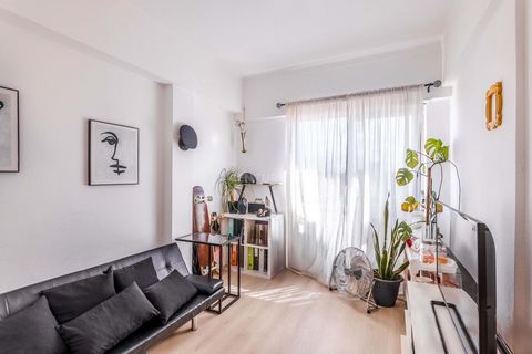 This comfortable apartment is located in a building with an elevator, ensuring practicality and accessibility. The master bedroom has an enclosed balcony, providing additional space that can be used as an office, reading area or simply for relaxing. ...