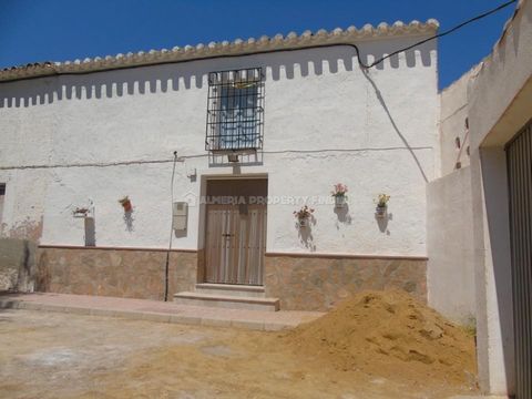 Encantadora casa de campo tradicional reformada de dos plantas adosada de 4 dormitorios en venta en la provincia de Almería. La casa principal tiene una construcción de 142m2 con una construcción total, incluidos los edificios exteriores, de 229 m² y...