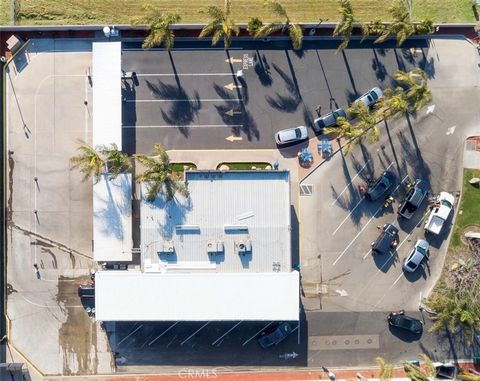 Nestled in a high-traffic prime location with approximately 40,000 cars per day, this exquisite car wash, real estate, and convenience store is a rare offering. This top of the line facility stands out with an unrivaled frontage and signage, strategi...