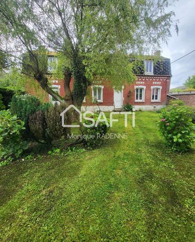 Brick house of approximately 157 m² to renovate on enclosed, wooded land of 969 m². Entrance, Living room of approximately 45 m², Lounge of approximately 25 m² with French window opening onto the terrace and the grounds, Kitchen, bathroom, WC. Floor:...
