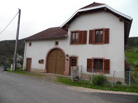 BAN DE LAVELINE (QUEBRUX) PATRICE DENIS biedt gerenoveerde boerderij van 130 m² woonoppervlak met bijgebouw Entree, woonkamer, keuken, eetkamer, toilet, stookruimte, Boven: 2 slaapkamers, overloop, badkamer WC Schuur, stal, zolder, schuur aan de acht...