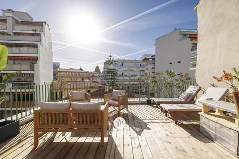 Nice Musiciens / Rue Berlioz: In close proximity to Boulevard Victor Hugo, this fully renovated 3-room corner apartment features an extraordinary 635 sq ft open-air rooftop terrace on the TOP floor of a small Art Deco building constructed in 1926. En...