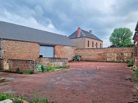 Située à Inchy-en-Artois (62860), cette propriété offre un cadre paisible en pleine campagne, idéal pour les amoureux de la nature. Dotée d'une exposition ouest, la maison profite d'un environnement naturel unique, tout en restant à proximité des com...