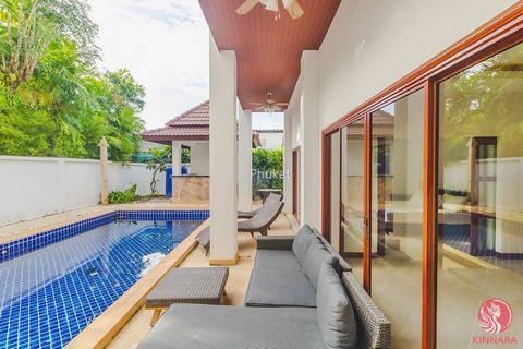 Welkom in uw droomvilla in het hart van Bangtao, Thailand! Deze luxe villa met 4 slaapkamers en 4 badkamers is de belichaming van moderne elegantie en verfijning. Stap binnen en word begroet door een ruime woonkamer met alle voorzieningen die u zich ...