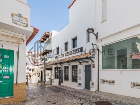 Fantastic building in the historic center of Albufeira, located 70m from the fishermen's beach, completely restored and composed of: - Renovated restaurant ready to work on the ground floor; - Apartment T2 Duplex: 2 bedrooms 2 bathrooms Common room F...