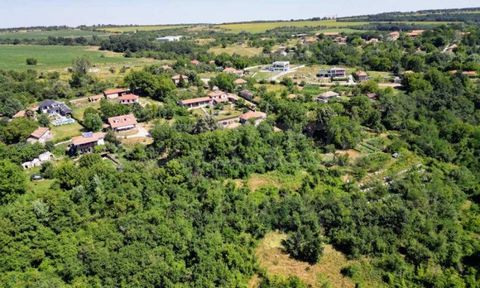 SUPRIMMO agency: ... We present for sale a plot of land with a size of 7300 sq.m in a preferred settlement, very close to Veliko Tarnovo. The plot is close to other houses in the village and the place offers a wonderful panoramic view. Access to the ...