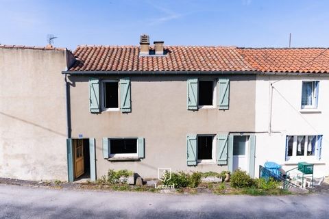 Charmante maison de village avec une vue exceptionnelle sur la Montagne Noire. Très lumineux ce bien est agréable à vivre. Au rez de chaussée vous pourrez y trouver un salon, une cuisine indépendante, une chambre, une salle d'eau et wc. Puis l'étage,...