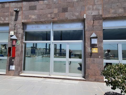 Just 400 meters from Fañabé Beach we find this commercial premises of 60m2 interior and 25m2 of private terrace. Located on the first floor of a tourist shopping centre equipped with ramps and lifts, parking, surrounded by high-end hotels, restaurant...