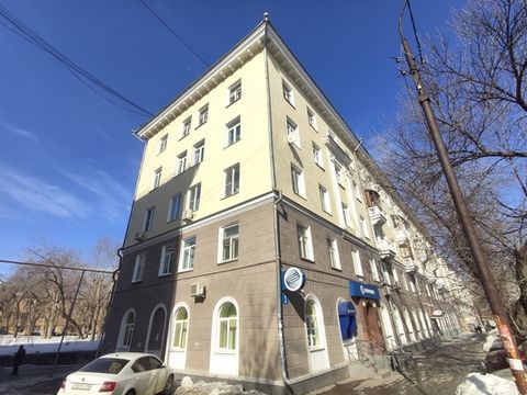 Продам 3-комнатную квартиру в полнометражном доме. Отличная планировка, высокие потолки, окна на светлую сторону и тихую улицу. 3 раздельные комнаты правильной формы и раздельный сан.узел, кладовка. Удобное расположение, близость метро. Вся социальна...